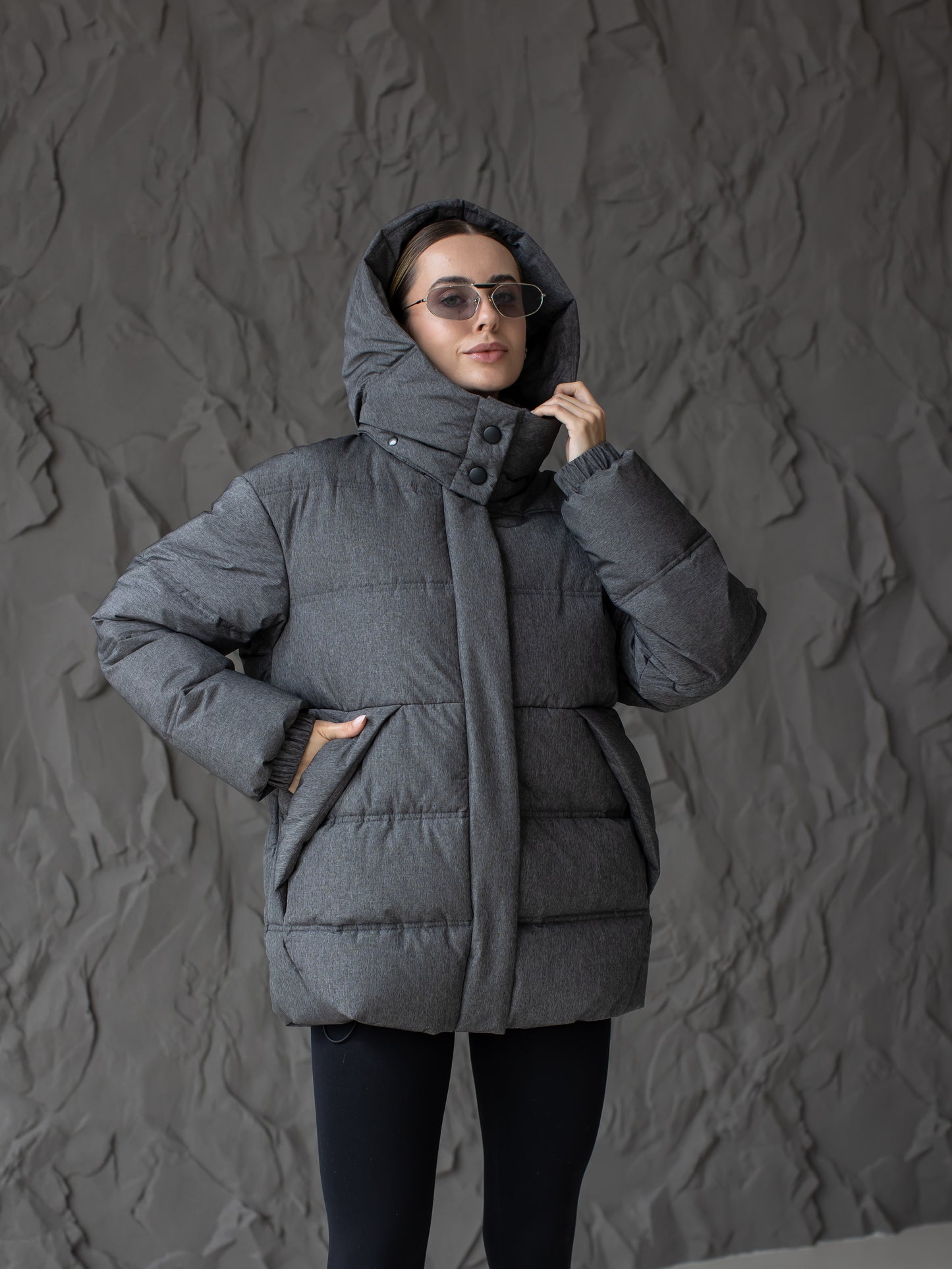 Жіноча зимова куртка з синтетичним пухом 0486 сірого кольору AG