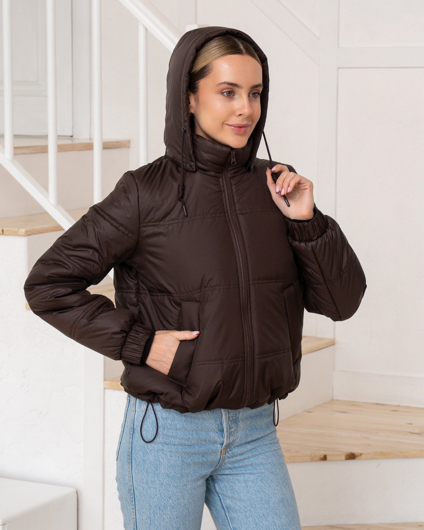 Жіноча демісезонна куртка з капюшоном на блискавці